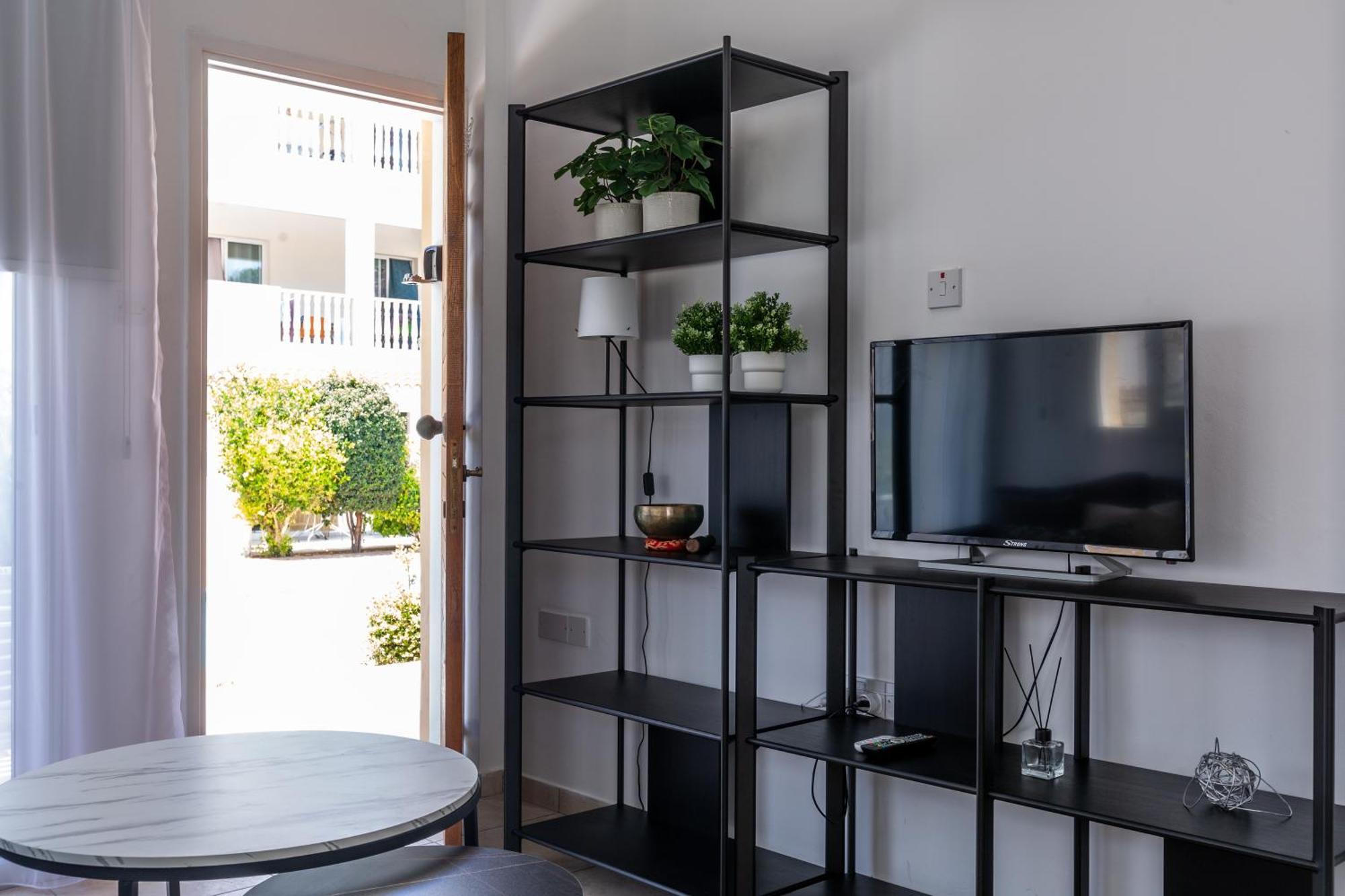 Beautiful One Bed Apartment In Paphos Kültér fotó