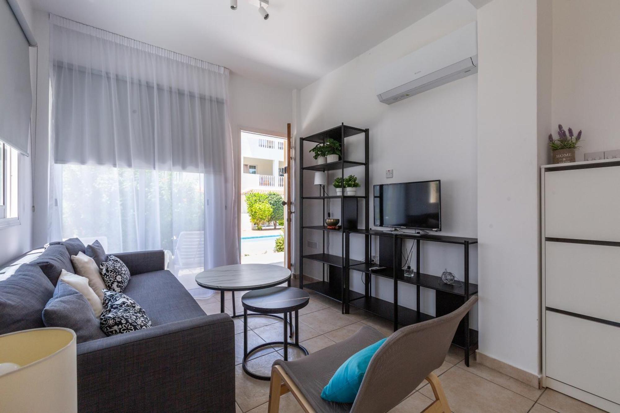 Beautiful One Bed Apartment In Paphos Kültér fotó